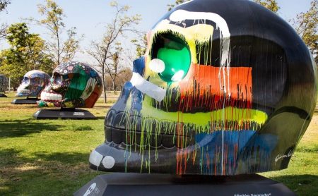 26 cráneos gigantes intervenidos por artistas llegan al Parque Cuitláhuac