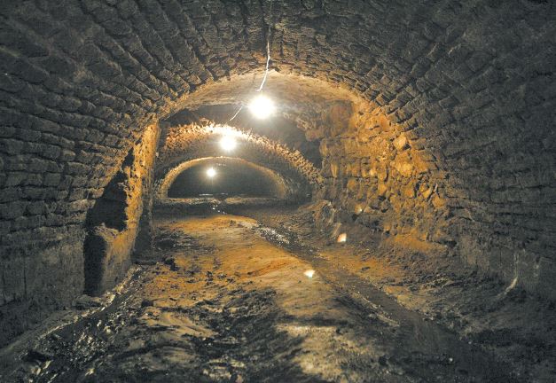 Estudiantes descubren túneles de edificio del Centro Histórico al irse de pinta