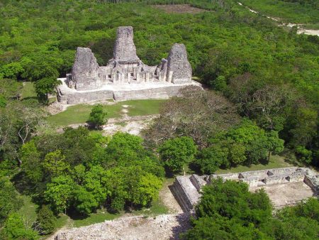 La hermosa zona arqueológica de Xpujil y sus colosales torres