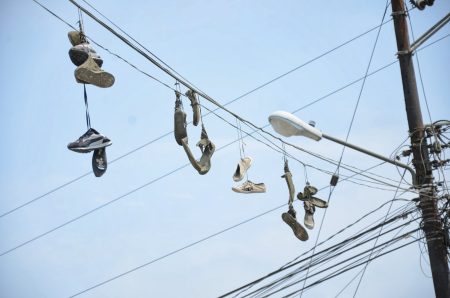 Entre lo simbólico, lo mítico  y lo absurdo: el significado secreto de los zapatos colgados en los cables