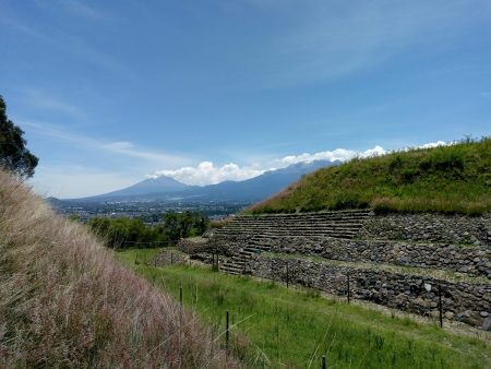 Cerritos de San Cristóbal Tepatlaxco, la zona arqueológica con disposición a los volcanes