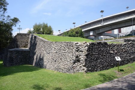 Esta es la pequeña zona arqueológica de Mixcoac llamada la Serpiente de Nube