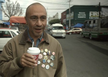 El artista Abraham Cruz Villegas y la creatividad del caos moderno de la CDMX (VIDEO)