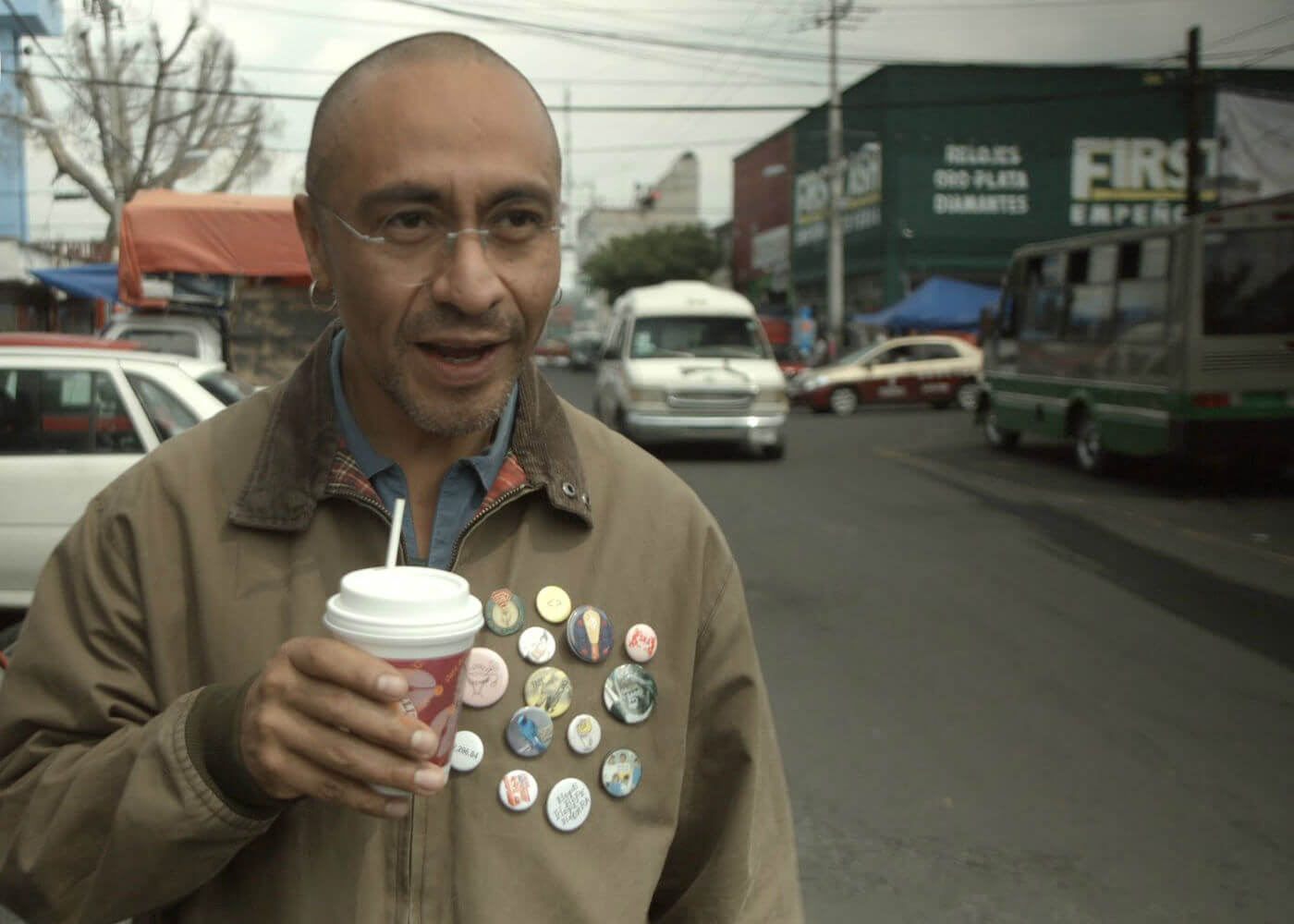 El artista Abraham Cruz Villegas y la creatividad del caos moderno de la CDMX (VIDEO)