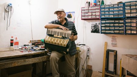 Este taller lleva 50 años reparando acordeones en el centro de la CDMX