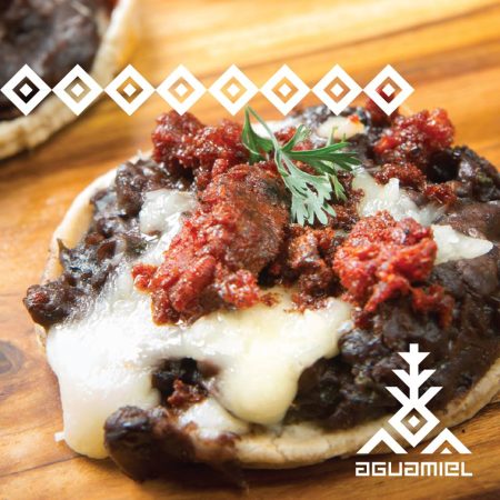 Disfruta de la deliciosa cocina típica oaxaqueña en el restaurante Aguamiel