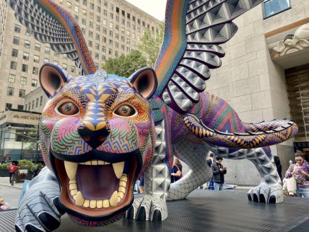 El Rockefeller Center de Nueva York  se engalana con alebrijes gigantes oaxaqueños