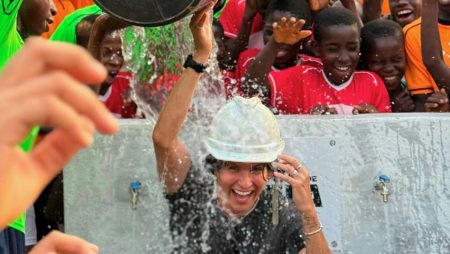 Este mexicano construyó un pozo de agua en África y así lo celebró