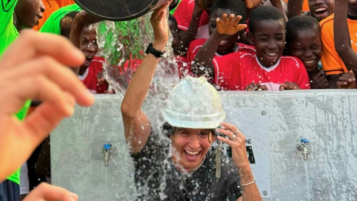 Este mexicano construyó un pozo de agua en África y así lo celebró