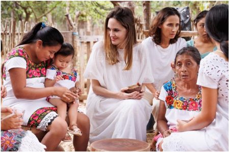 Angelina Jolie visita a mujeres mayas para salvar a la abeja melipona