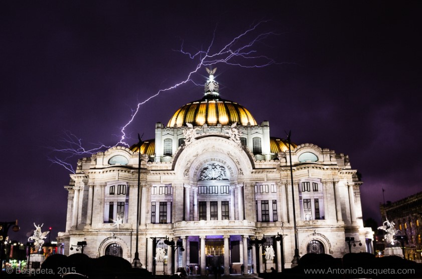 El fotógrafo que caza relámpagos en la Ciudad de México (FOTOS)