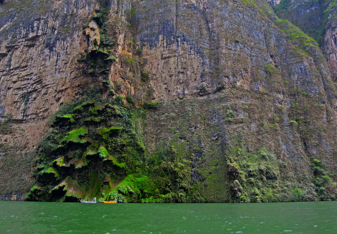 Árbol de Navidad es el nombre de esta cascada del extraordinario Cañón del Sumidero