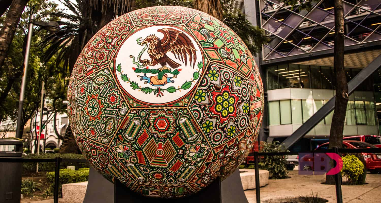 Arte Huichol homenajea al fútbol exhibiendo hermosos abalorios esféricos