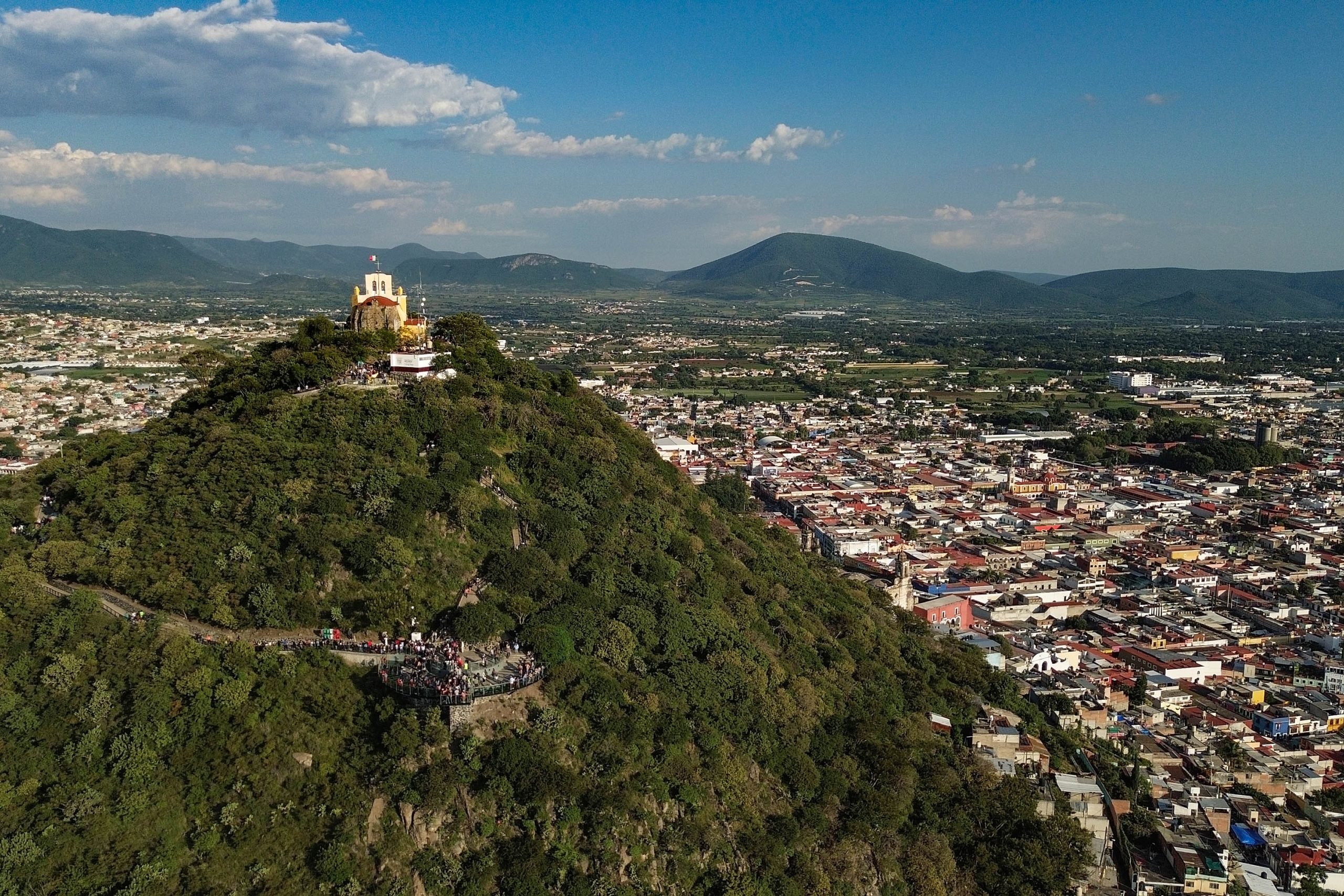 INAH comprobó existencia de un templo prehispánico oculto en un cerro en Atlixco