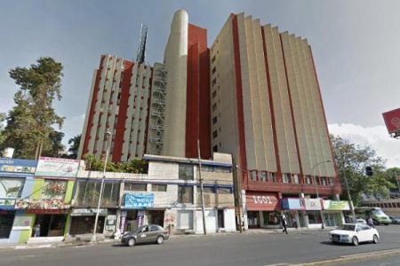 Edificio Universidad 1601, sorpresiva arquitectura que alberga la reconocida avenida