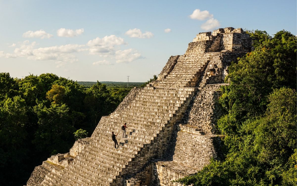 La importancia histórica de Becán, una ciudad maya con rasgos bélicos