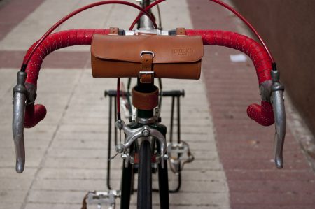 Exhibición de bicicletas antiguas y trueque de piezas