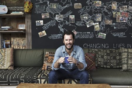 Blake MyCoskie, de TOMS Shoes, en conferencia para futuros emprendedores