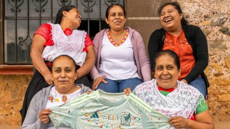 Artesanas de Naupan, plasman hermosos bordados en playera de selección mexicana