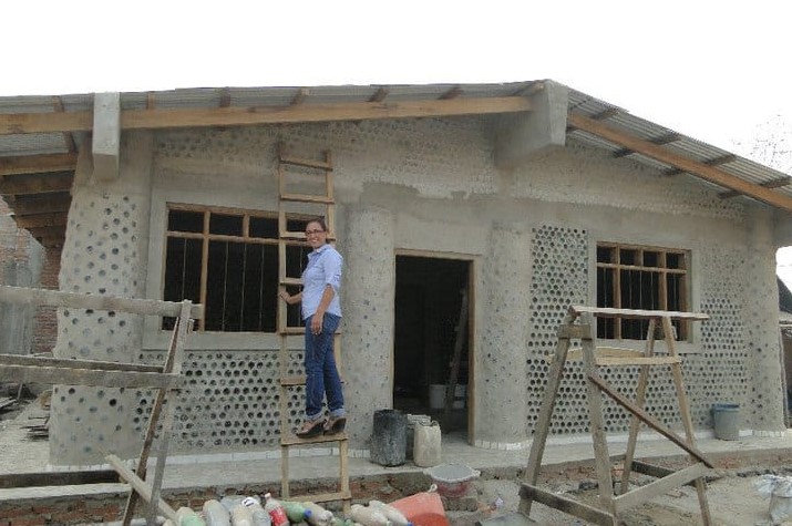 Dona tus botellas para reconstruir casas