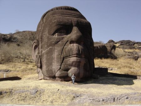 Conoce la escultura monumental de la "cabezota olmeca" de Lázaro Cárdenas