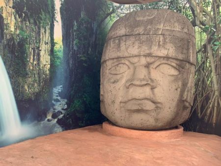 Cabeza Olmeca tiene nueva casa en el Museo de Bellas Artes de Vietnam