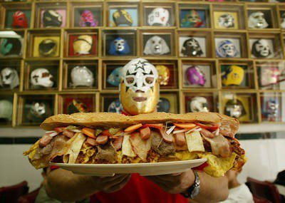 Un lugar  para comer tortas y  palpar la historia de la lucha libre mexicana