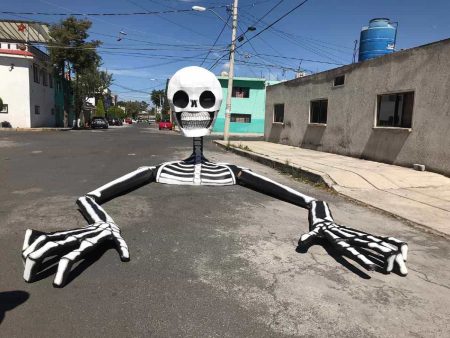 Calaveras monumentales y más festejos toman las calles de Tláhuac