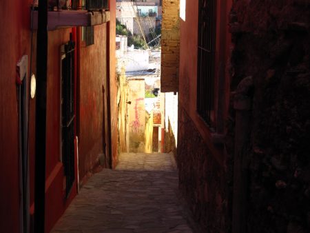 Los callejones como senderos esotéricos para idear leyendas