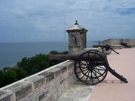 Ex cónsul de Alemania dona cañón pirata del siglo XVII al Museo Maya de Cancún