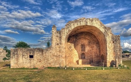 La capilla de Dzibilchaltun es un monumento inusual en medio de ruinas mayas