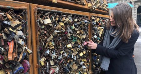 La escultora mexicana Carmen Mariscal y su casa de candados en Paris