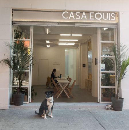 Casa Equis: la galería capitalina donde el arte tradicional y emergente convergen