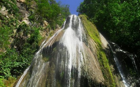 Villa de Santiago es un pueblo mágico con una delirante cascada