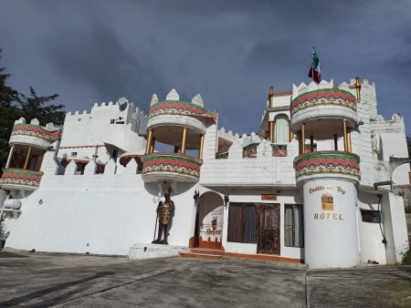 Un increíble hotel en forma de castillo a orillas del lago de Valle de Bravo 