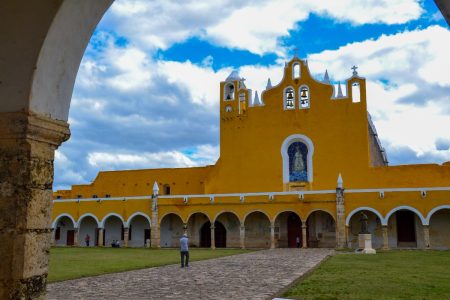 Encuentran cenote debajo del convento amarillo de Izamal en Yucatán