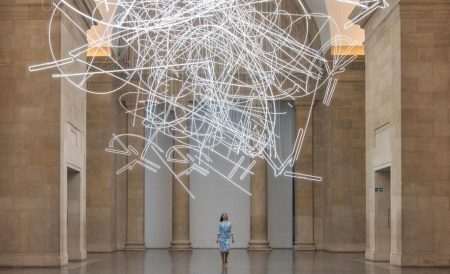 Las fascinantes piezas de Cerith Wyn Evans visitarán la ciudad