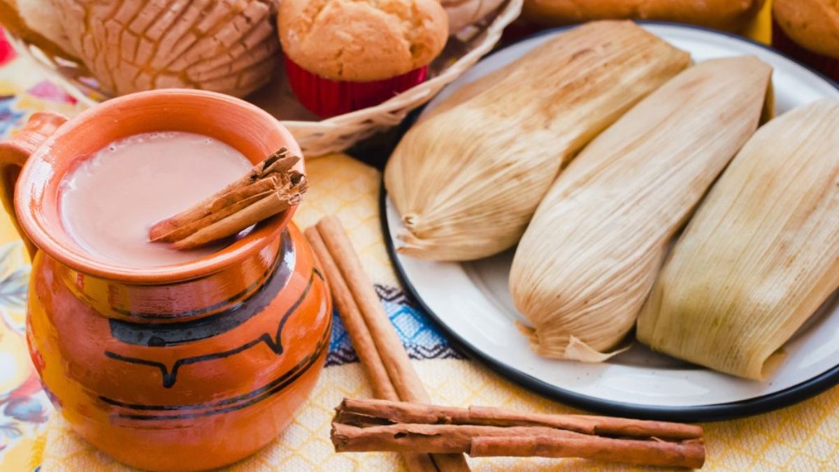 Champurrado, el delicioso atole que combina maíz, el chocolate y la canela