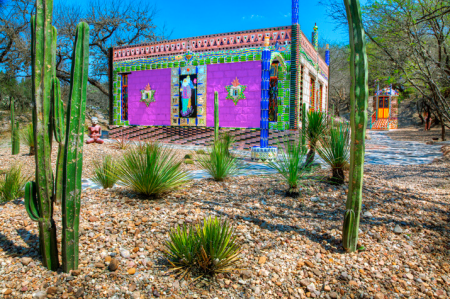 La Capilla de Jimmy Ray, un alucinante espacio de colorido arte sacro