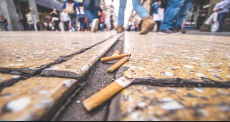 Se proponen severas sanciones para quien tire colillas de cigarro en la calle