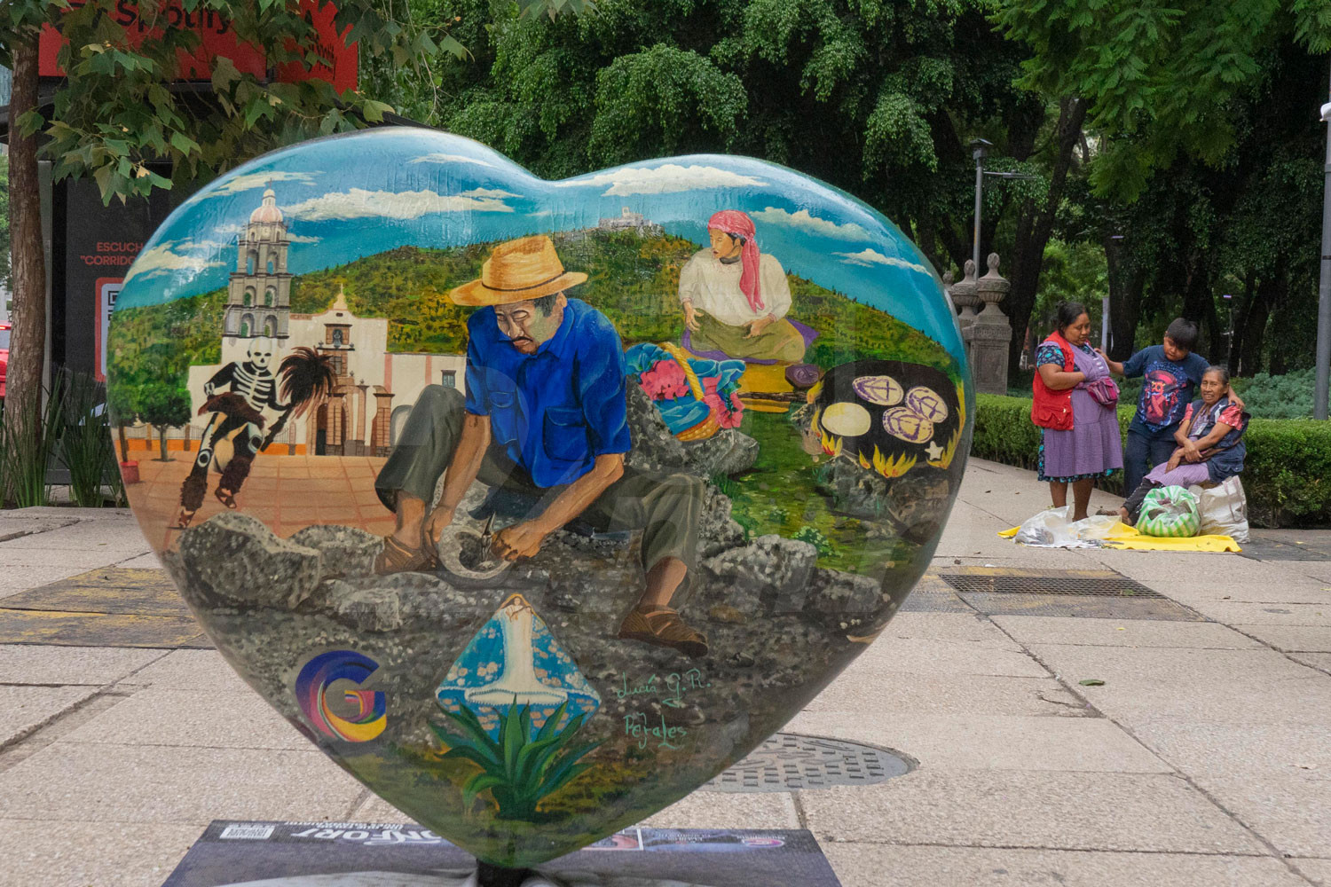 Corazones gigantes inundan Paseo de Reforma con arte para toda la familia