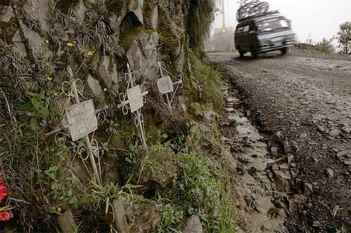 Ofrendas callejeras: el origen de las cruces mortuorias en senderos peligrosos