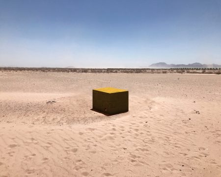 Un cubo en medio del desierto recuerda la deuda millonaria de una empresa minera