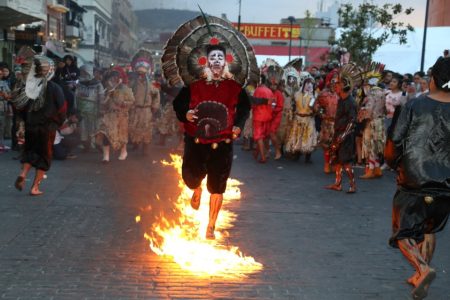 La danza de los mecos en el Carnaval de Huautla, un ritual de las guerras floridas