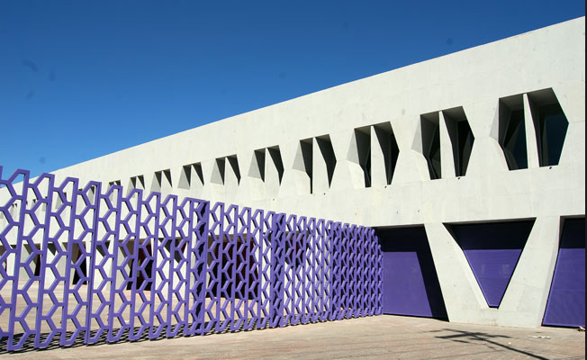 Ricardo Legorreta en un edificio: Laboratorios Smith Kline & French