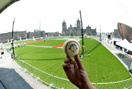 Impresionante: mira cómo convirtieron al Zócalo en un campo de béisbol (FOTOS)