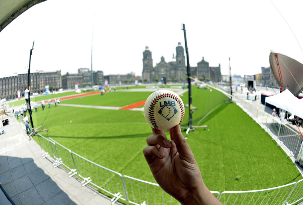 Impresionante: mira cómo convirtieron al Zócalo en un campo de béisbol (FOTOS)