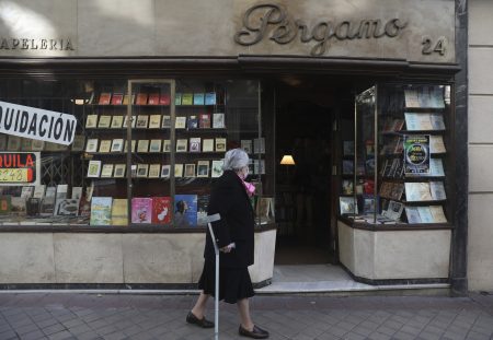 Mexicanos rescatan la librería más antigua de Madrid