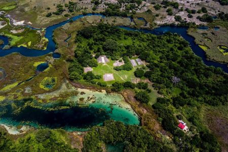 El Lagartero, la hermosa zona arqueológica rodeada de coloridos cuerpos de agua