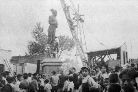 Todos hablan de la estatua de Colón y ¿Qué hay de los Indios Verdes?